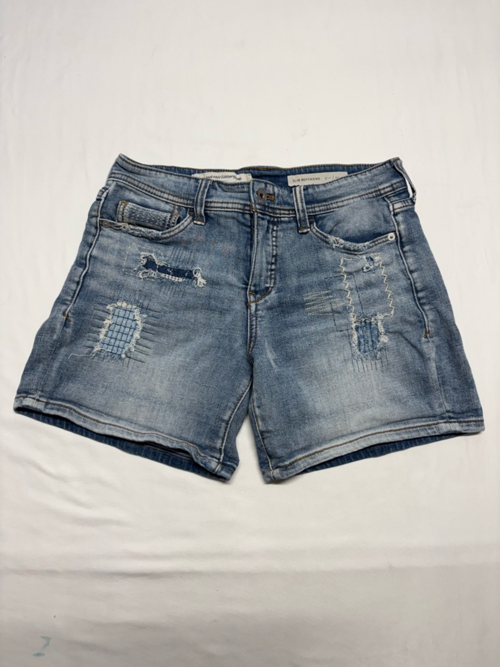 Pilcro Slim Boyfriend Jean Shorts — Anthropologie —
Size 26